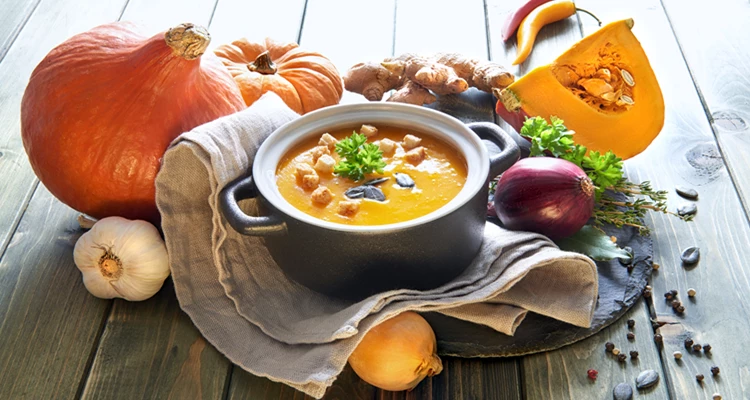 Würzige Kürbiscremesuppe mit Ingwer und Knoblauch